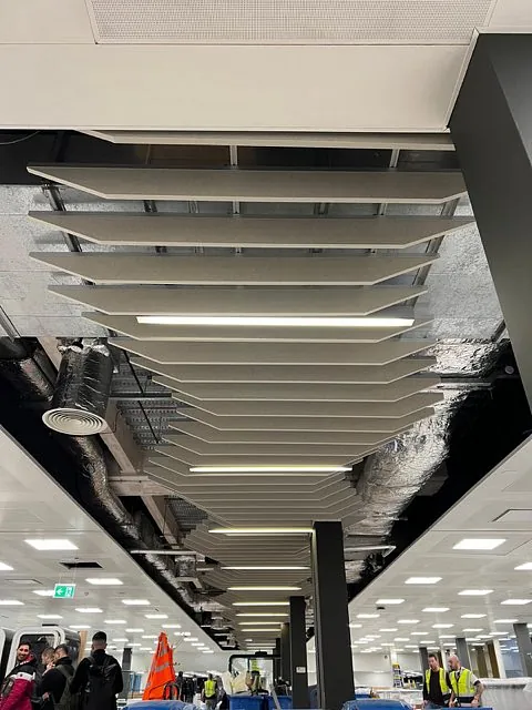 Himlingspaneler for bedre akustikk i kontor.