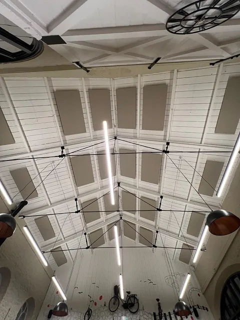 Akustiske takpaneler i næringslokale.