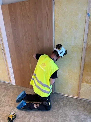 Installasjon av dør og veggpanel