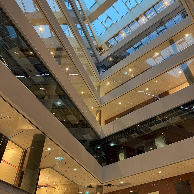 Kontorbygg med glassvegger og atrium.