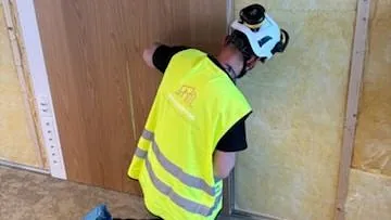 ansatt som monterer en dør