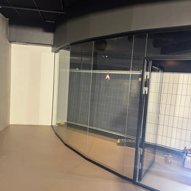 Glassvegg i moderne næringsbygg.
