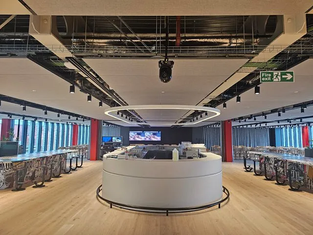 Kontor med systemhimling og belysning.