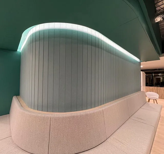 Akustisk vegg med sittebenk i moderne kontor.